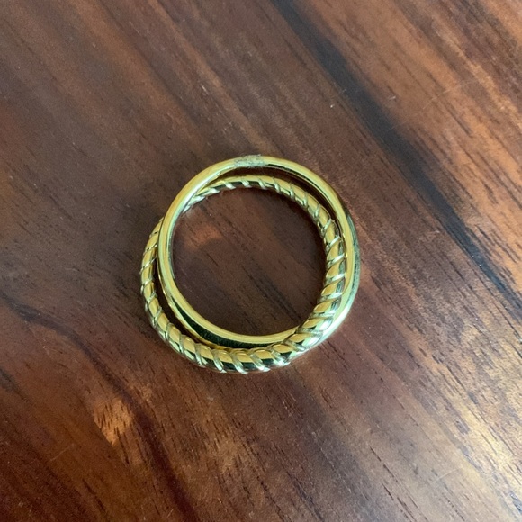 Gold tone interlocking band ring size 7.5 - Picture 2 of 4